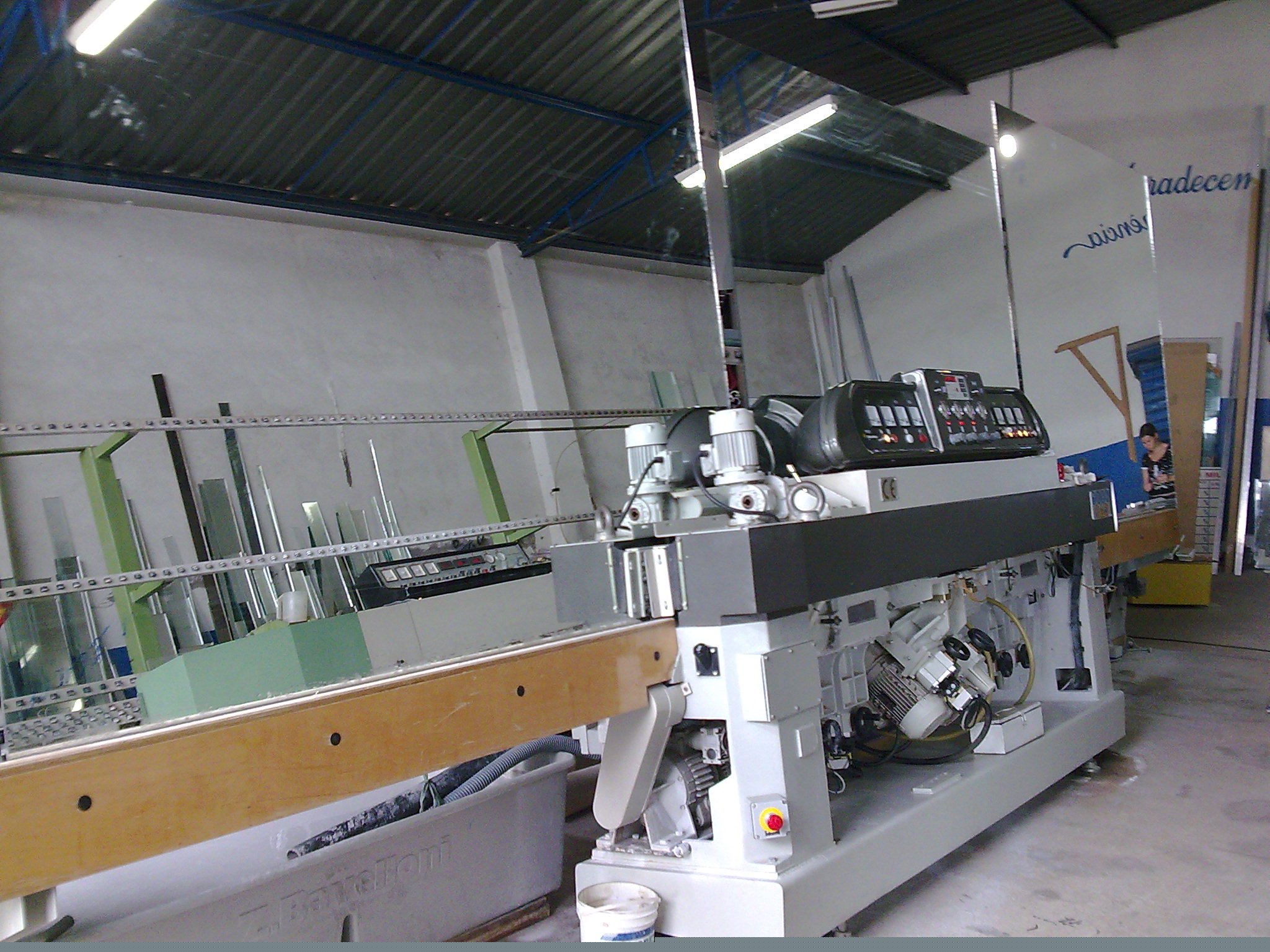 Nossos equipamentos são de última geração, fazemos bisotê em seu vidro na hora!