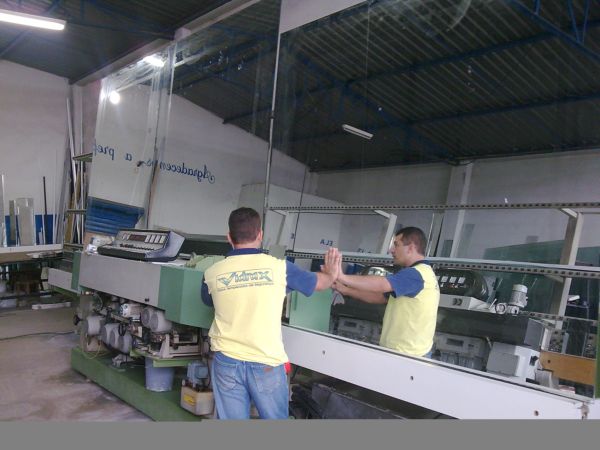 Possuímos equipe qualificada em constante treinamento, produzindo em grande escala sem perder a qualidade do serviço.